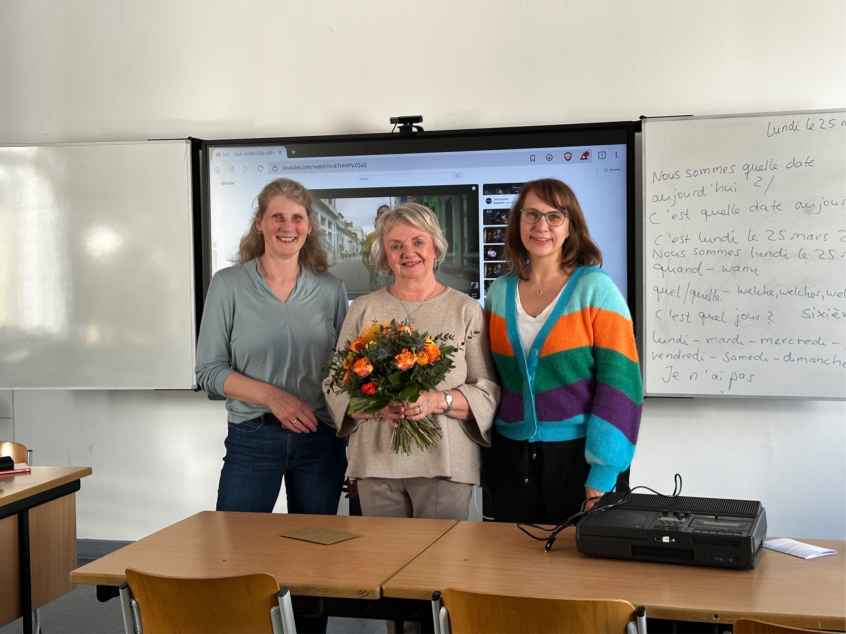 Vhs-Leitung, G. Keßler, und Fachbereichsleiterin, S. Kirschnick, gratulieren Frau Dr. Mott